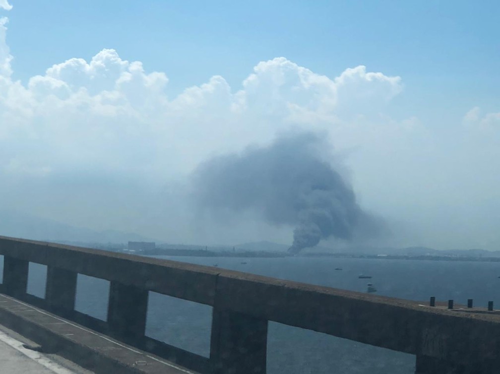 Fumaça provocado pelo incêndio no Galeão foi vista por quem passava pela Ponte Rio-Niterói — Foto: Carlos Brito / g1 Rio