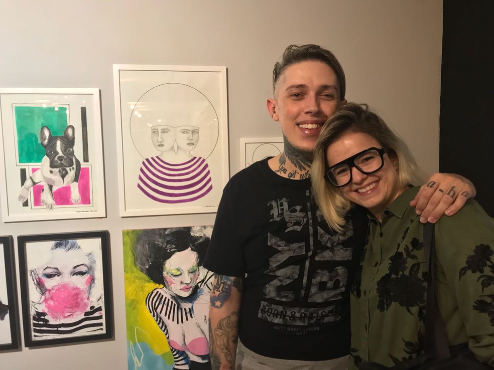 O fotógrafo Henrique Monducci e artista plástica Nichole Belchio na exposição "Love is in da Haus" em Goiânia, Goiás — Foto: Divulgação