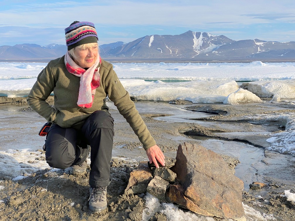 Christiane Leister, membro da expedição, em ilha mais ao norte do mundo  — Foto: Julian Charriere/Reuters