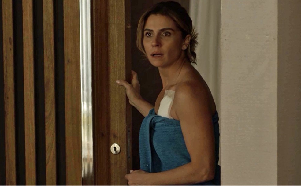 Luzia fica passada ao sair do banho e ver o seu grande amor (Foto: TV Globo)