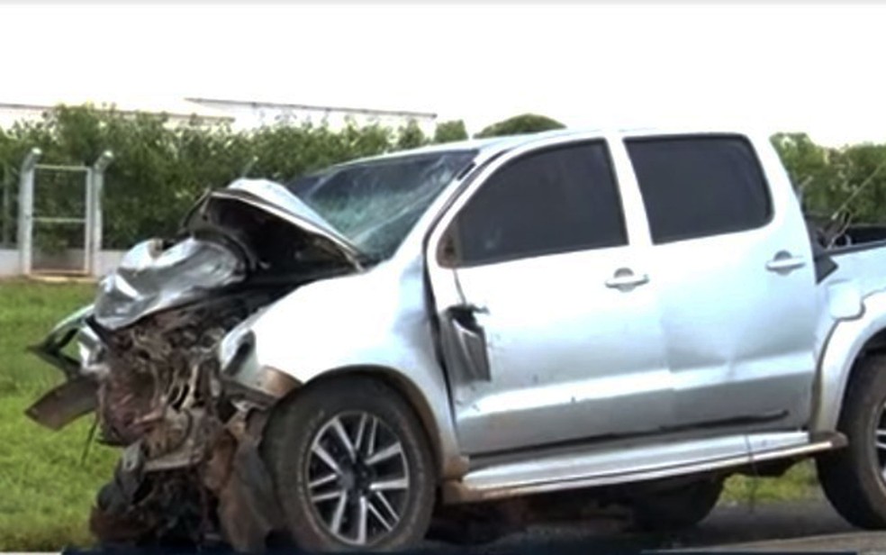 Uma das caminhonetes envolvidas no acidente que deixou três mortos em Luís Eduardo Magalhães, no oeste da  Bahia — Foto: Reprodução/TV Bahia