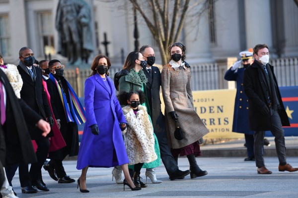 Kamala Harris com o marido, Doug Emhoff, e a sobrinha-neta Amara chegando para a cerimônia de posse dela e Joe Biden  (Foto: Getty Images)