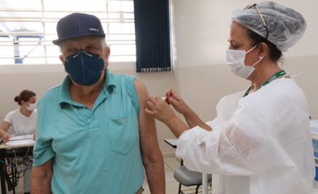 São José, Taubaté e Jacareí aplicam 4ª dose contra Covid em idosos a partir desta segunda