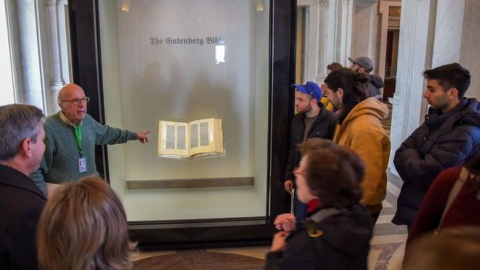 Uma das poucas cópias completas da Bíblia de Gutenberg impressas em pergaminho está na Biblioteca do Congresso dos Estados Unidos — Foto: Getty Images via BBC