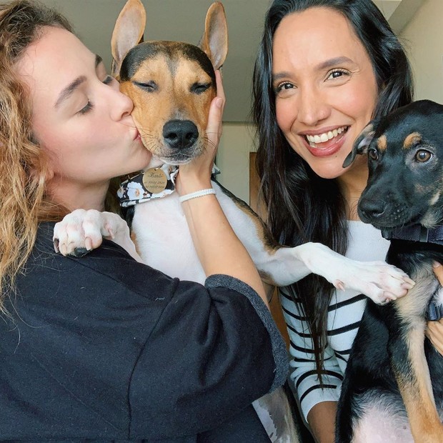 Laryssa Ayres e Maria Maya com os cachorros (Foto: Reprodução/Instagram)