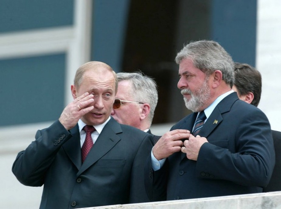 Em uma foto de 2004, Lula, durante seu primeiro mandato, mostra ao presidente da Rússia, Vladimir Putin, a Praça dos Três Poderes em Brasília
