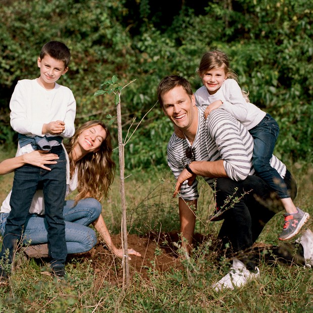 Gisele com o marido, Tom Brady, e os filhos, Benjamin e Vivian, no plantio simbólico de mudas no Cabanha Alegria, no Rio Grande do Sul (Foto: Daniel Jack Lyons)