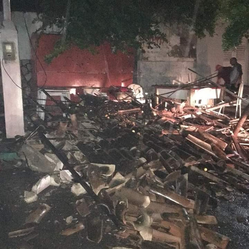 Duas vítimas ficaram embaixo dos escombros e foram socorridas por funcionários do Hospital Municipal de Arneiroz. — Foto: Arquivo Pessoal