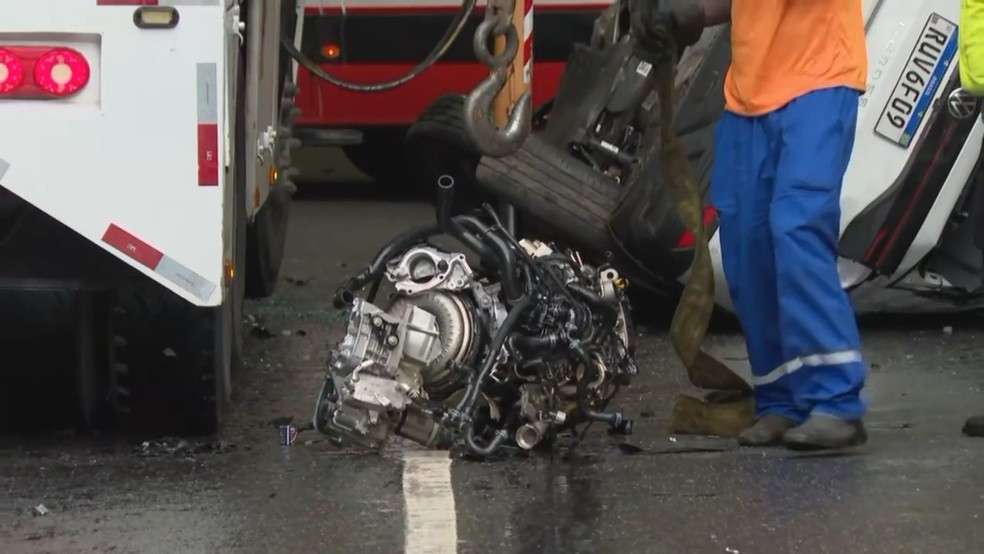 Parte do motor se desprendeu do veículo — Foto: Reprodução/TV Bahia