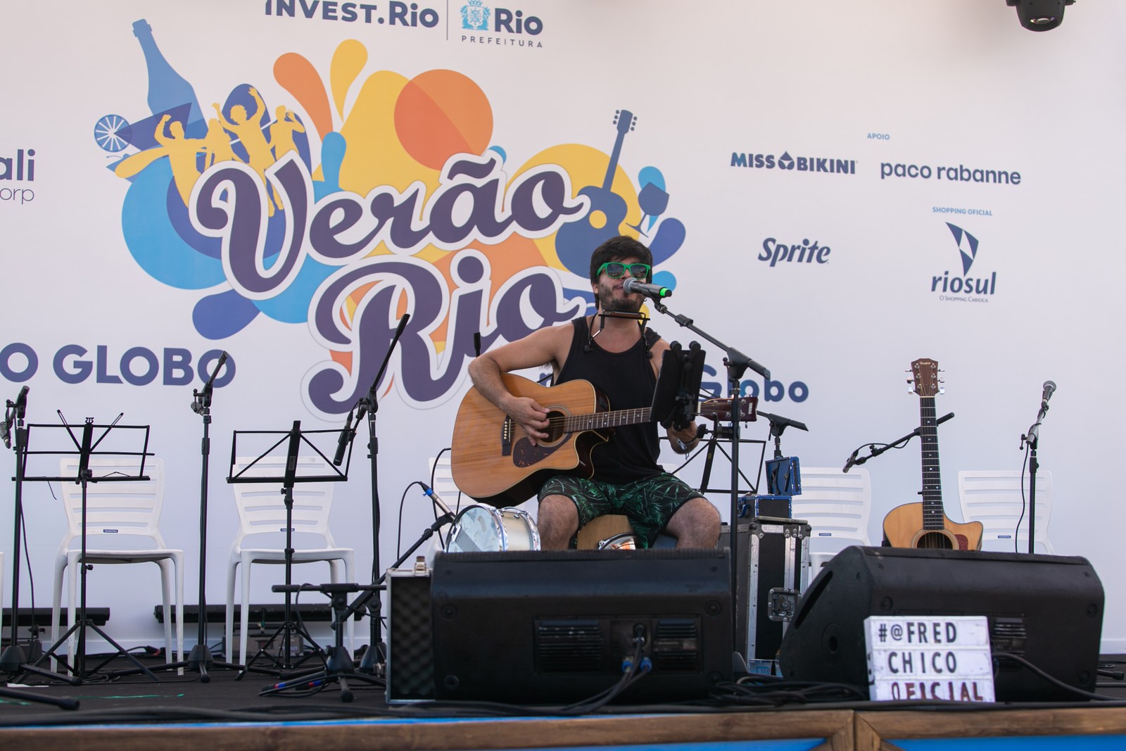 Fred Chico deu boas-vindas ao público ao abrir a programação musical no palco do Verão Rio — Foto: Rebecca Maria