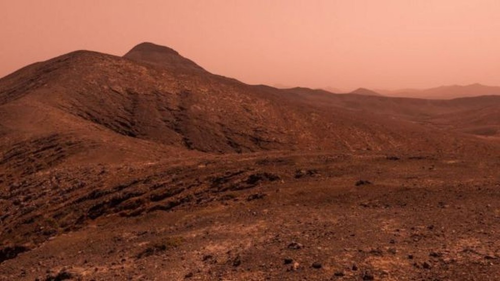 Por não ter um escudo magnético que o proteja, Marte é um planeta hostil à vida — Foto: GETTY IMAGES via BBC