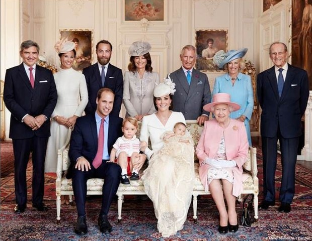 A rainha e os membros da família real e da família Middleton após o batizado da princesa Charlotte (Foto: Reprodução Instagram)