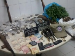 Material apreendido durante operação em Morro do Chapéu (Foto: Divulgação/Polícia Militar)