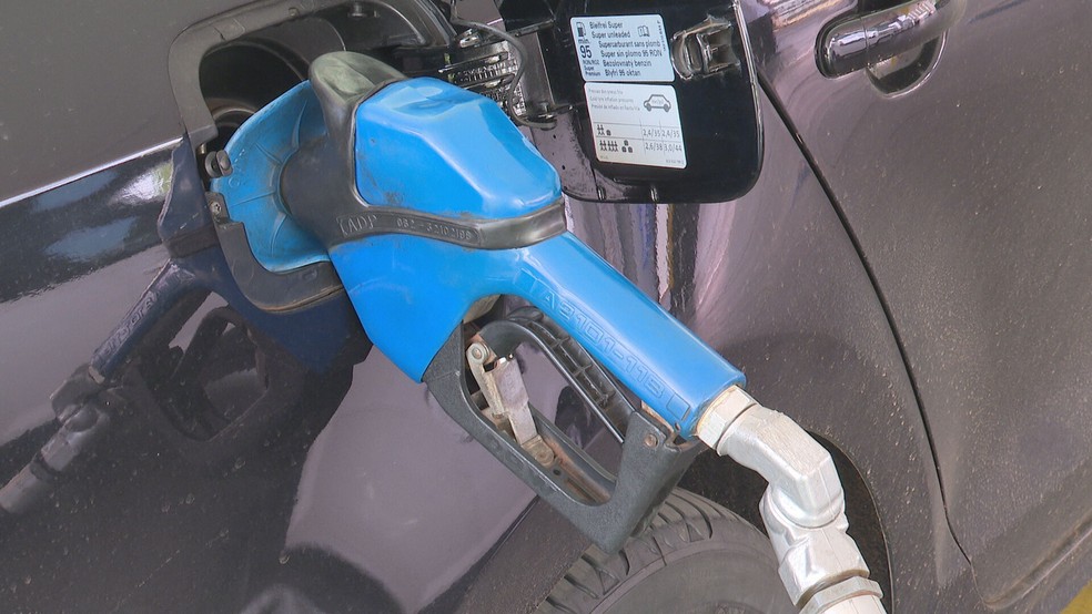 Carro é abastecido em posto de combustíveis no DF — Foto: TV Globo/Reprodução