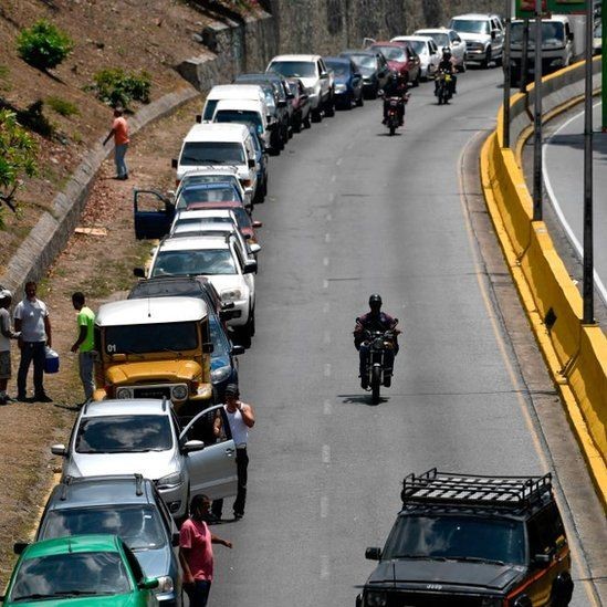 Os venezuelanos se acostumaram a ter que passar longas horas em filas para abastecer (Foto: Getty Images)