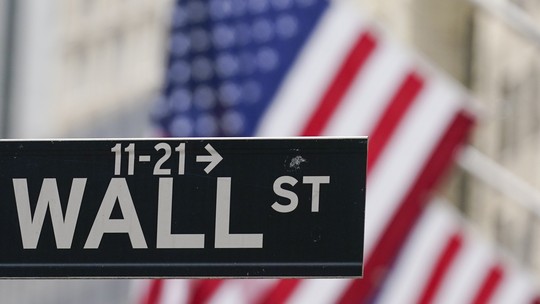 Bolsas de NY recuam à espera de decisão do Fed sobre juros e de balanços de tecnologia