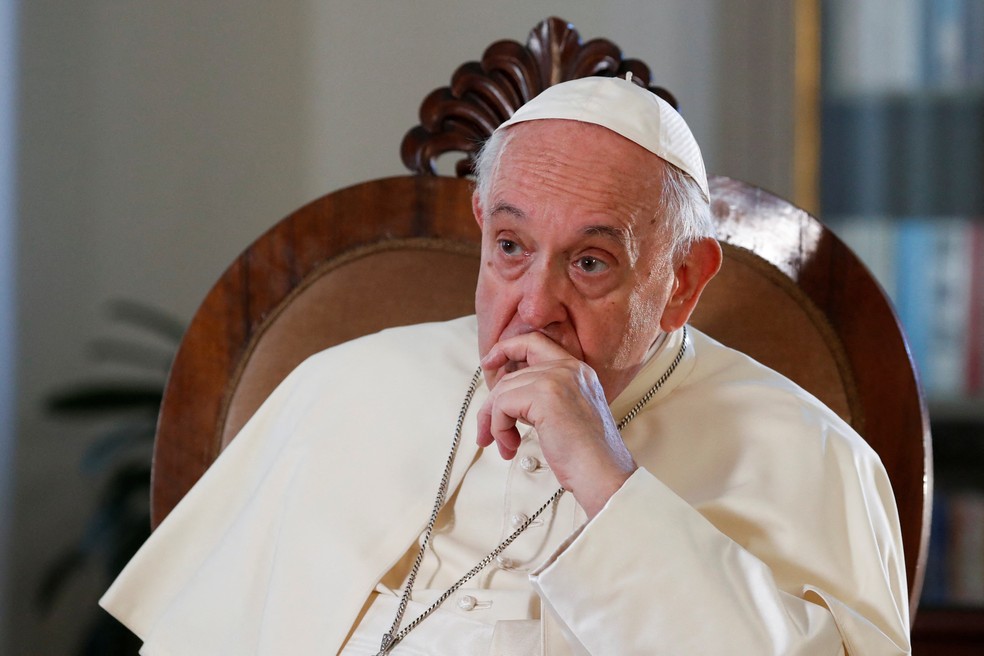 Para Francisco durante entrevista à agência Reuters, no Vaticano — Foto: Remo Casilli/Reuters