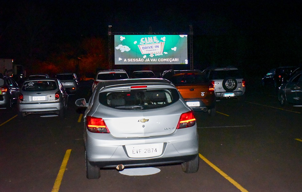 Carros estacionaram em lugares demarcados, mantendo a distância de segurança — Foto: Ector Gervasoni e Gabriela Oliveira