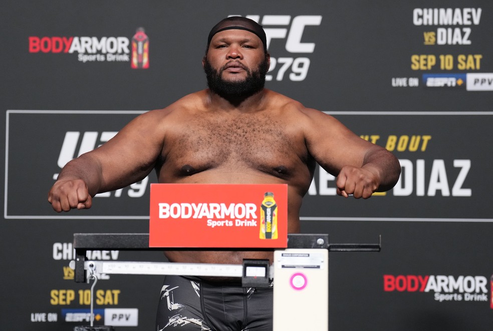 Peso-pesado Chris Barnett foi o segundo lutador na história do UFC a falhar no corte de peso desta categoria — Foto:  Chris Unger/Zuffa LLC