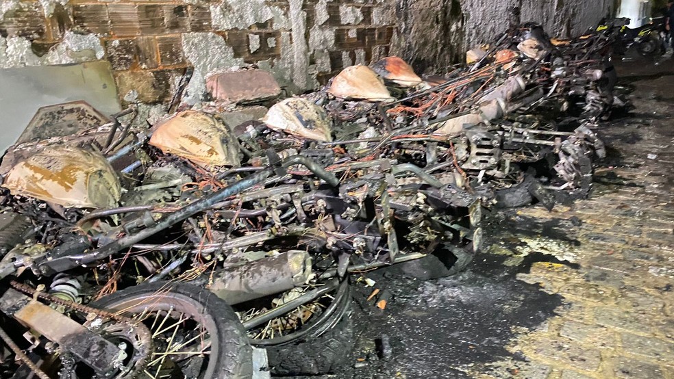 Pátio da Secretaria de Mobilidade Urbana é incendiado em Natal e 14 motos ficam destruídas — Foto: Francielly Medeiros/Inter TV Cabugi