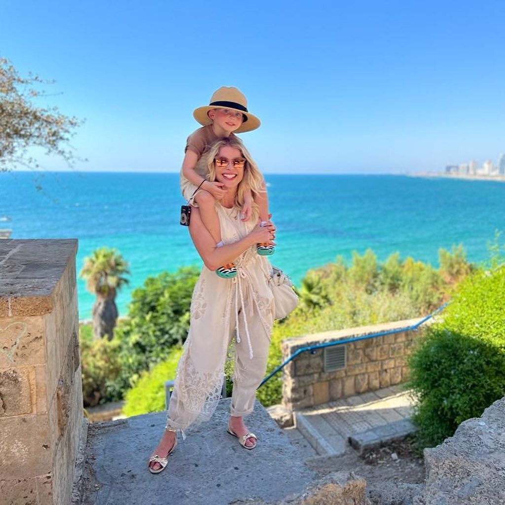 Karina Bacchi curte viagem com o filho Enrico em Tel Aviv, em Israel (Foto: Reprodução/Instagram)