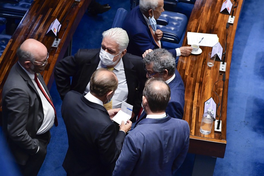 Senadores durante votação da PEC da Transição