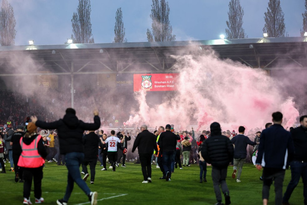 Torcedores do Wrexham invadem gramado para comemorar título da quinta divisão inglesa ? Foto: Getty Images