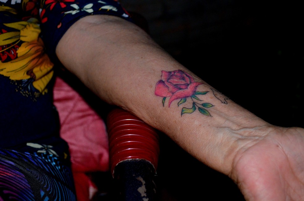 Idosa que realizou tatuagem pela primeira vez aos 71 anos fez uma rosa acompanhada de uma pomba â Foto: Geovana Alves/EPTV