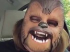 Mulher que fez vídeo com máscara do Chewbacca visita o Facebook