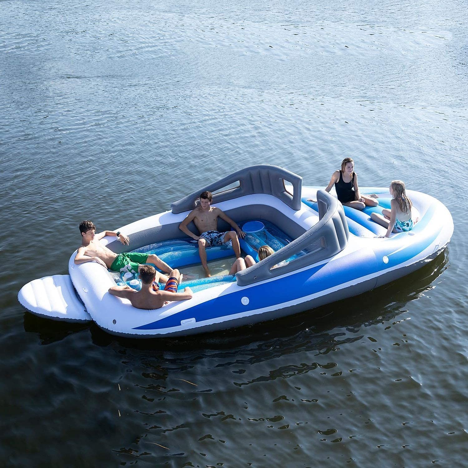 É recomendado que o barco inflável não navegue para muito longe (Foto: Reprodução / Amazon)