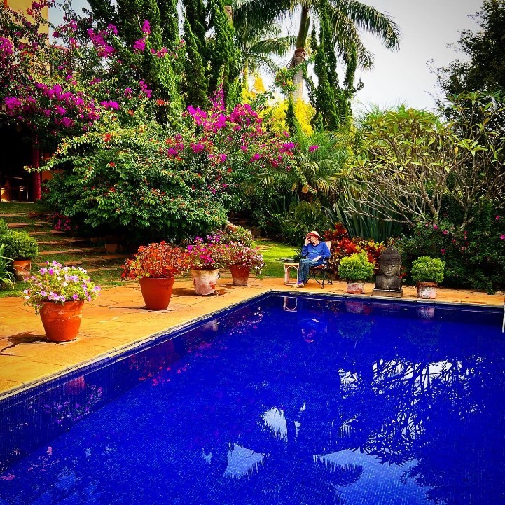 Rita Lee na beira de sua piscina em sítio no interior de São Paulo — Foto: Reprodução/Instagram