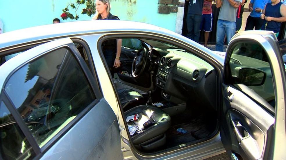 Carro onde crime aconteceu, em Cariacica, no Espírito Santo (Foto: Reprodução/ TV Gazeta)