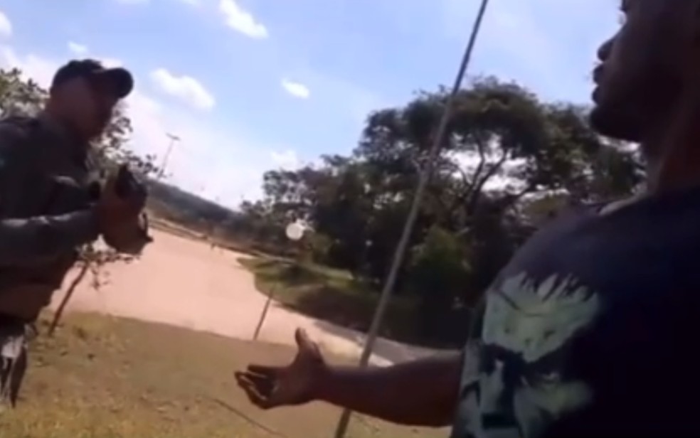 Ciclista questiona policiais o motivo de estar sendo alvo de arma em abordagem Cidade Ocidental Goiás — Foto: Reprodução/GNews