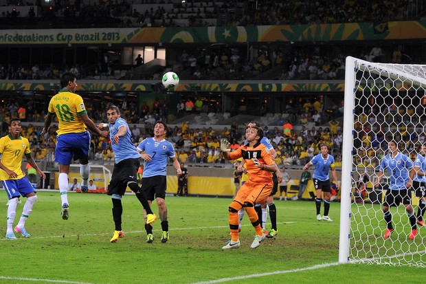 Gol do Paulinho contra Uruguai 2 (Foto: Getty Images)