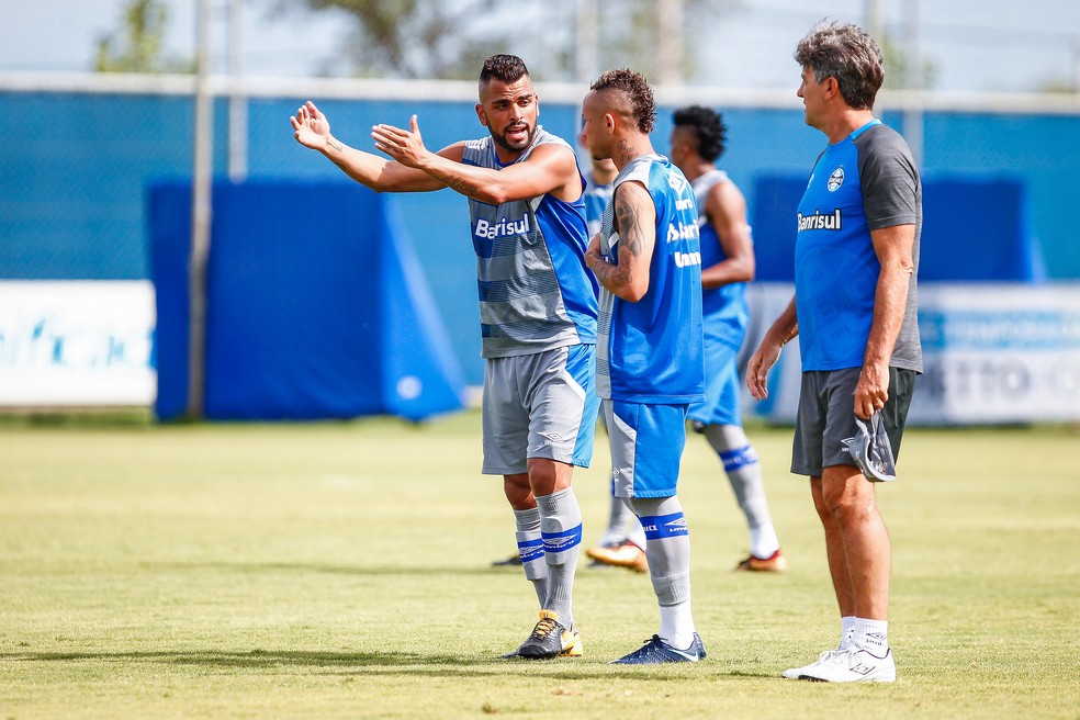 Maicon brinca para Everton o consagrar por conta dos passes (Foto: Lucas Uebel/Grêmio)