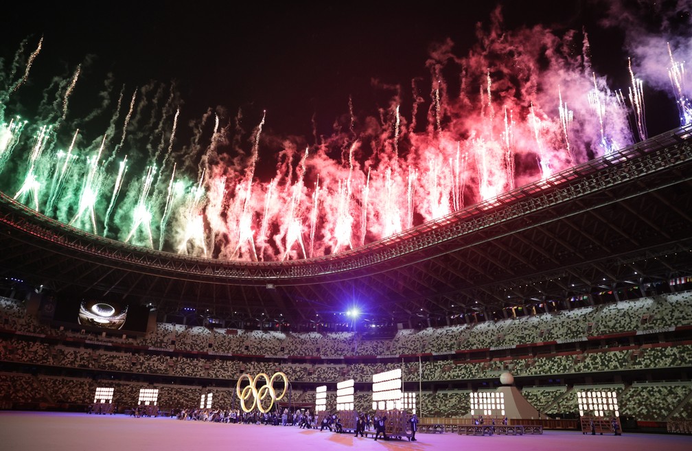 Fogos de artifício são lançados durante a cerimônia de abertura dos Jogos Olímpicos de Tóquio, no Japão — Foto: Hannah Mckay/Reuters