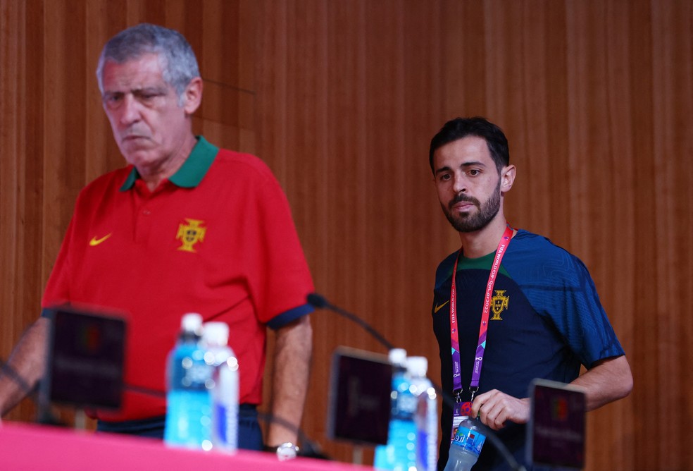 Fernando Santos e Bernardo Silva concederam entrevista antes de duelo contra o Uruguai — Foto: Reuters