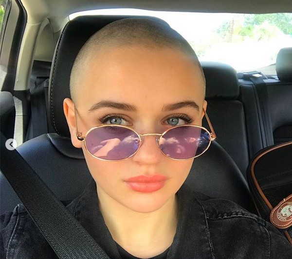 A atriz Joey King com seu novo visual, de cabelo raspado (Foto: Instagram)