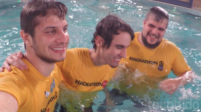 Participantes do Hackathon Globo 2016 pulam na piscina do Big Brother Brasil (Foto: Diego Borges / TechTudo)