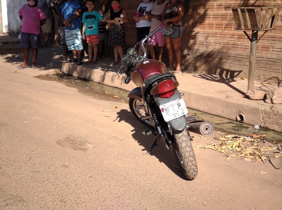 Moto roubada foi apreendida próximo ao corpo de jovem em Teresina — Foto: Ravi Marques/TV Clube
