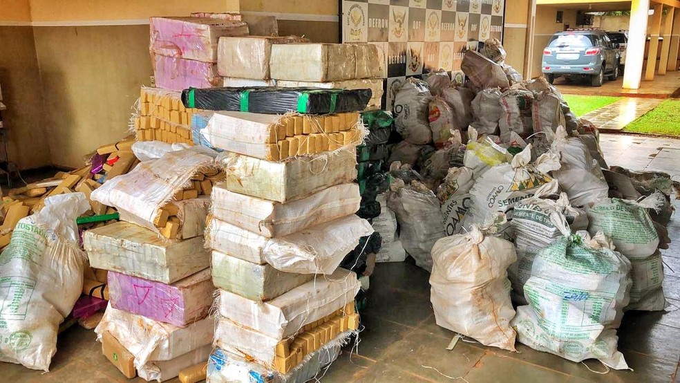 Polícia encontra quase 4 toneladas de maconha dentro de caixas d'água enterradas no quintal de fazenda em Amambai (MS). — Foto: Diogo Nolasco/TV Morena