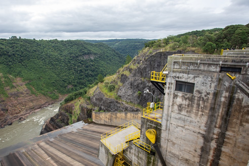 Hidrelétrica de Campos Novos é alvo de pesquisa da UFSC sobre mexilhão-dourado — Foto: Celso Tavares/G1