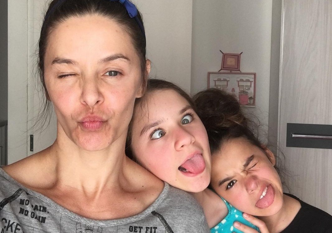 Bianca Rinaldi com as filhas gêmeas, Beatriz e Sofia (Foto: Reprodução/Instagram)