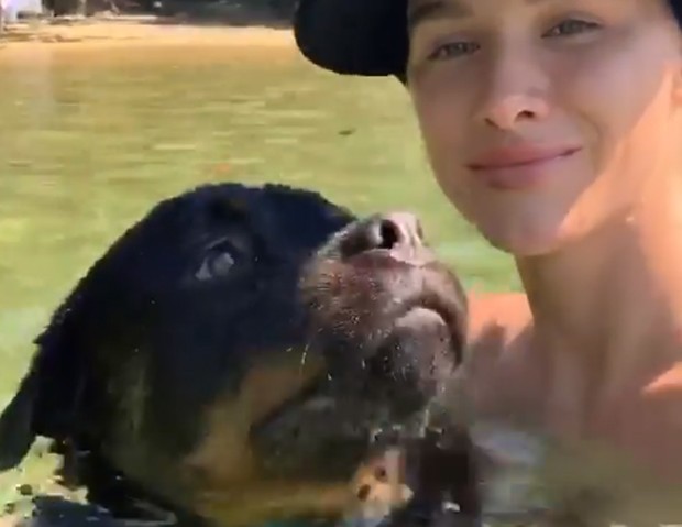 Fiorella Mattheis nada com cachorro (Foto: Reprodução/Instagram)