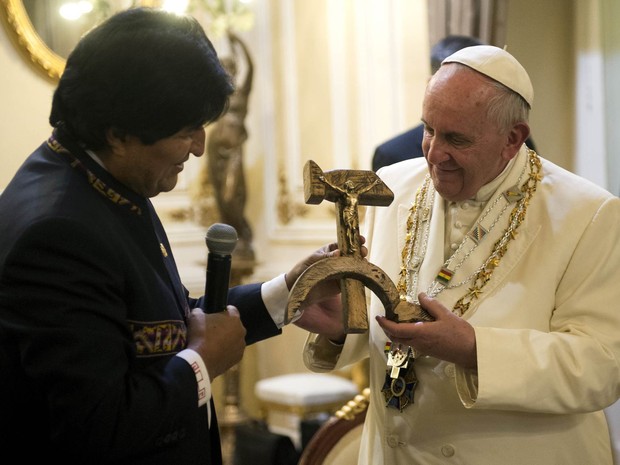 O presidente da Bolívia, Evo Morales, dá uma cruz em forma de martelo e foice de presente ao Papa Francisco em La Paz. A peça seria uma reprodução do objeto criado pelo jesuíta espanhol Espinal, morto em 1980 por paramilitares contrários às lutas sociais (Foto: Reuters/Osservatore Romano)