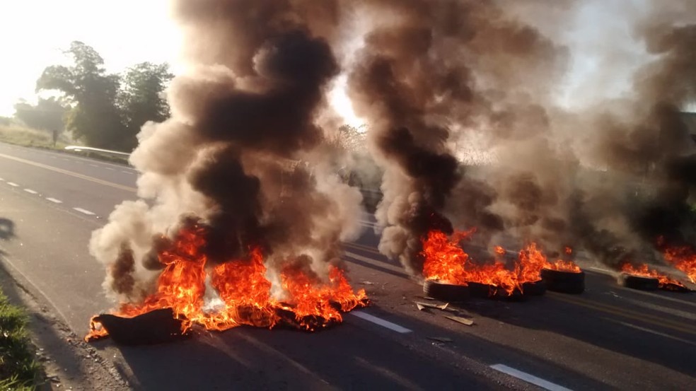 TREMEMBÃ‰, 7h30: manifestantes atearam fogo em pneus e bloquearam a Floriano Rodrigues Pinheiro por 30 minutos nesta sexta-feira (14) â€” Foto: Charles da ConceiÃ§Ã£o Gomes/ arquivo pessoal
