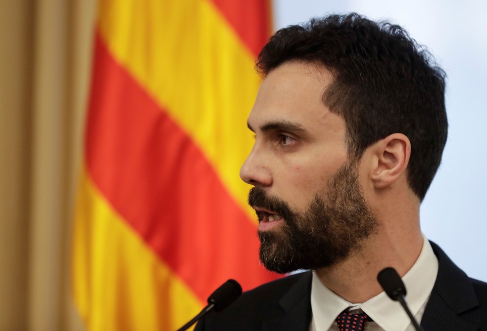 Presidente do Parlamento Catalão, Roger Torrent, em pronunciamento desta terça-feira (30) no qual adiou sessão que discutiria posse de Carles Puigdemont como presidente da Casa (Foto:  Rafael Marchante/ Reuters)