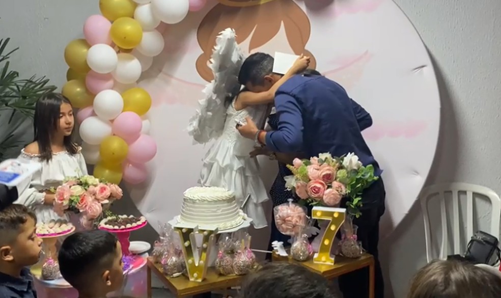 Emocionada, a pequena abraça o pai — Foto: Reprodução/Arquivo pessoal