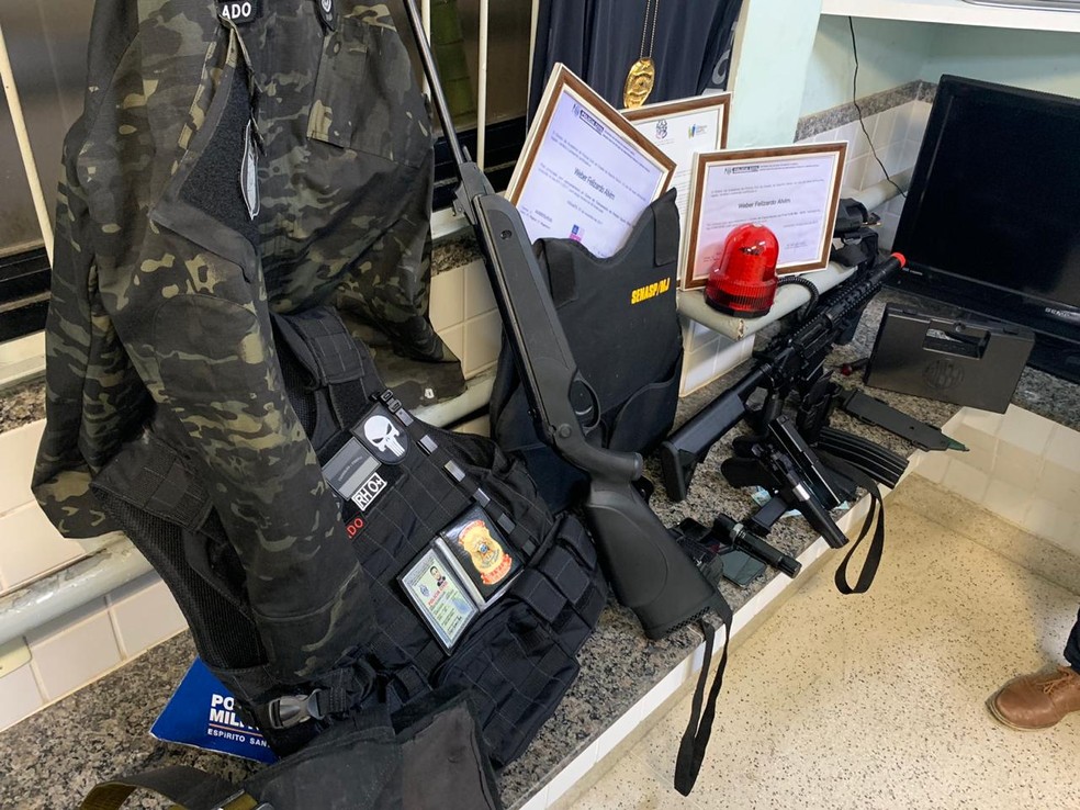 Na casa do suspeito, polícia apreendeu diplomas, armas e coletes — Foto: Divulgação/ Polícia Civil 