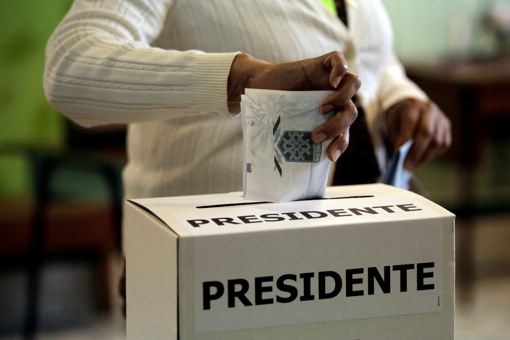 Eleitor deposita voto em seção eleitoral na cidade de San Jose, na Costa Rica (Foto: Juan Carlos Ulate/Reuters)